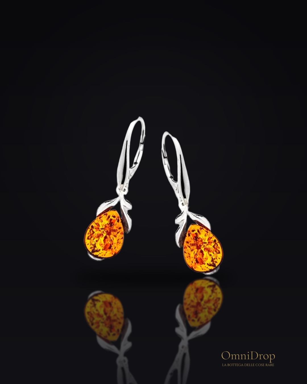 Orecchini pendenti in argento rodiato con ambra cognac, per celebrare la tua luce