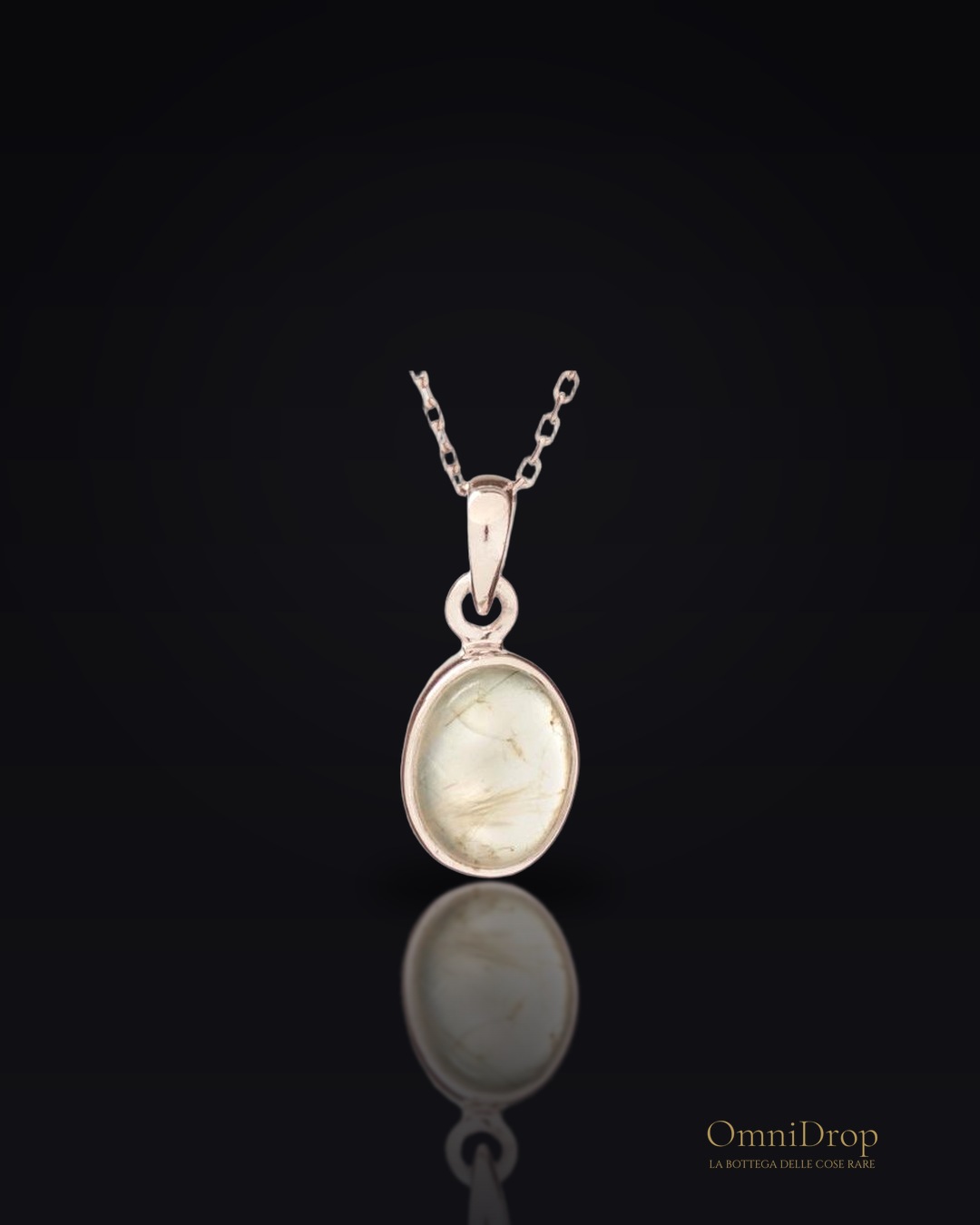 Ciondolo in argento rodiato con prehnite verde ovale, per custodire serenità