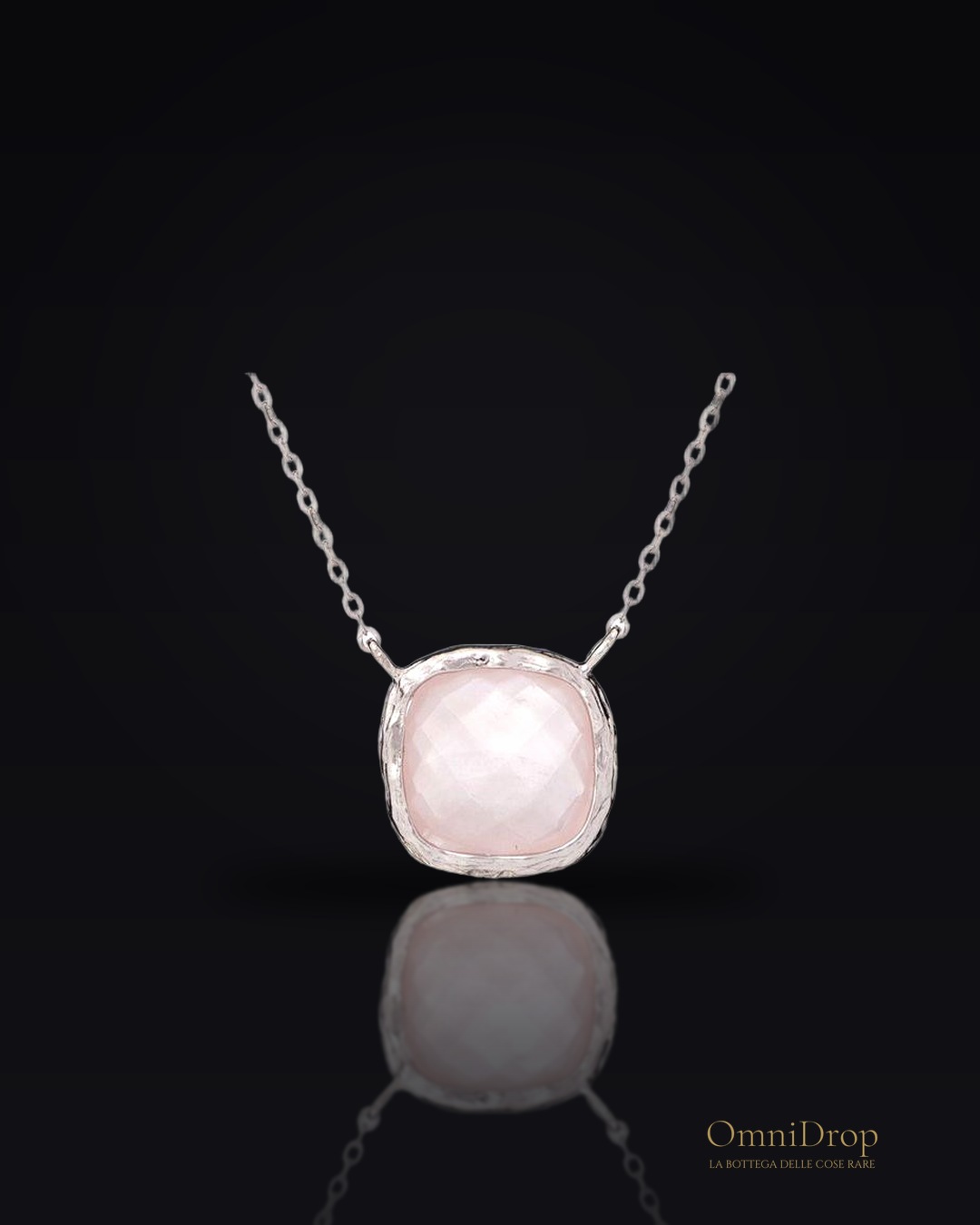 Collana in argento rodiato con quarzo rosa naturale, per accendere dolcezza nel cuore