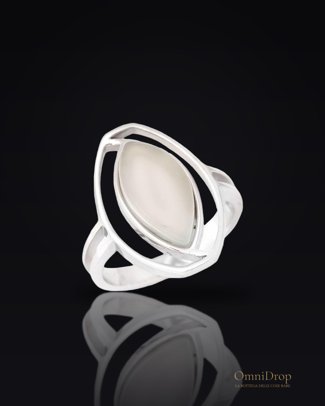 Anello in argento rodiato con agata acqua, per custodire la tua serenità