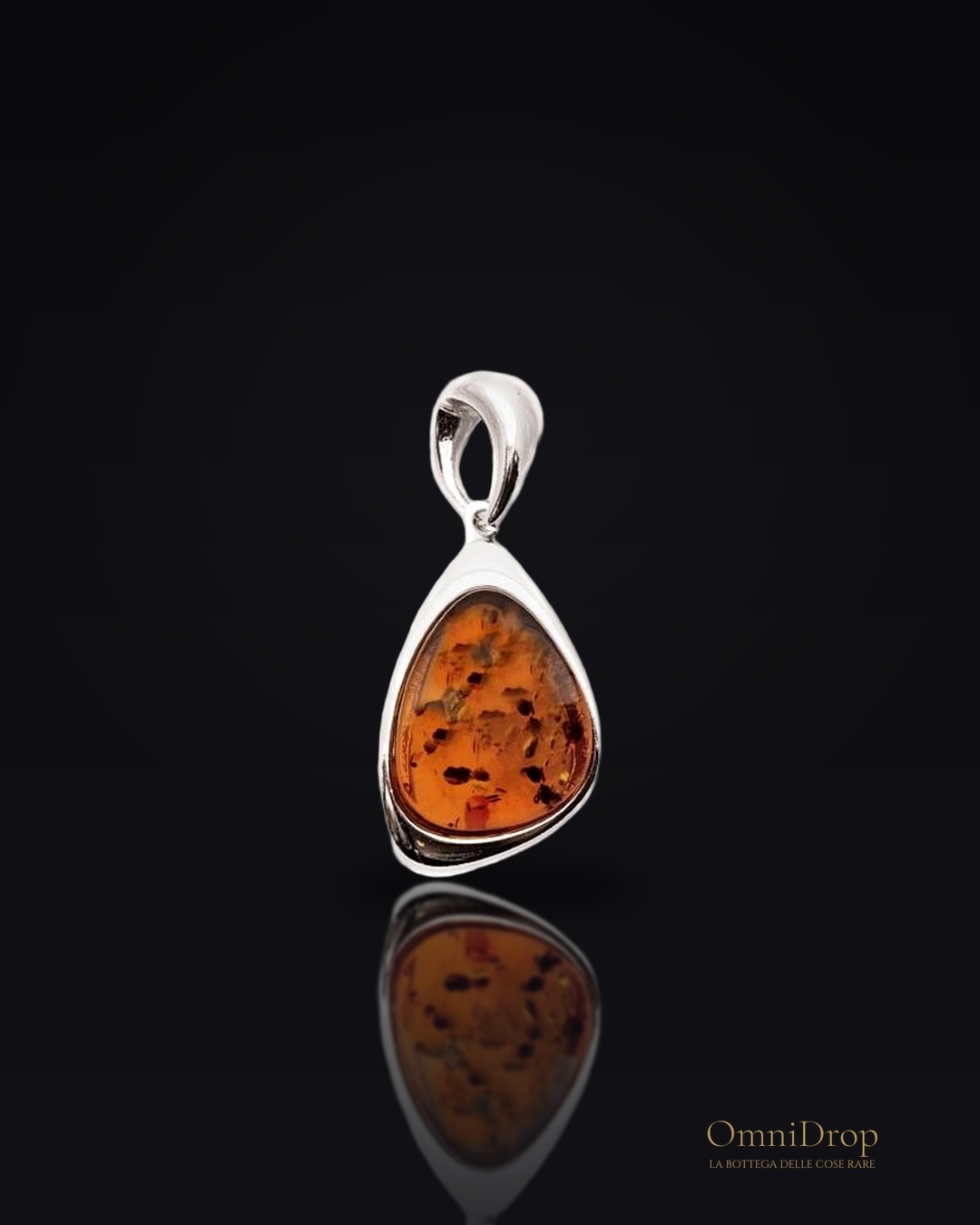 Ciondolo in argento 925 rodiato con goccia di ambra cognac, per custodire luce e ricordi