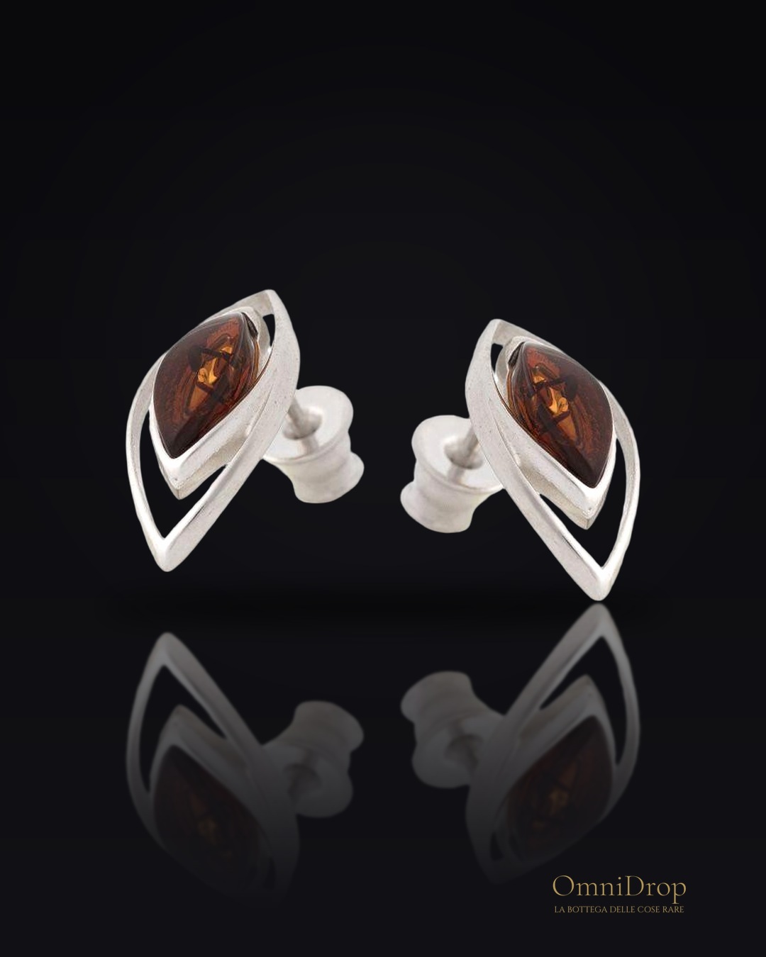 Orecchini in argento rodiato con ambra cognac, per ricordare la tua luce