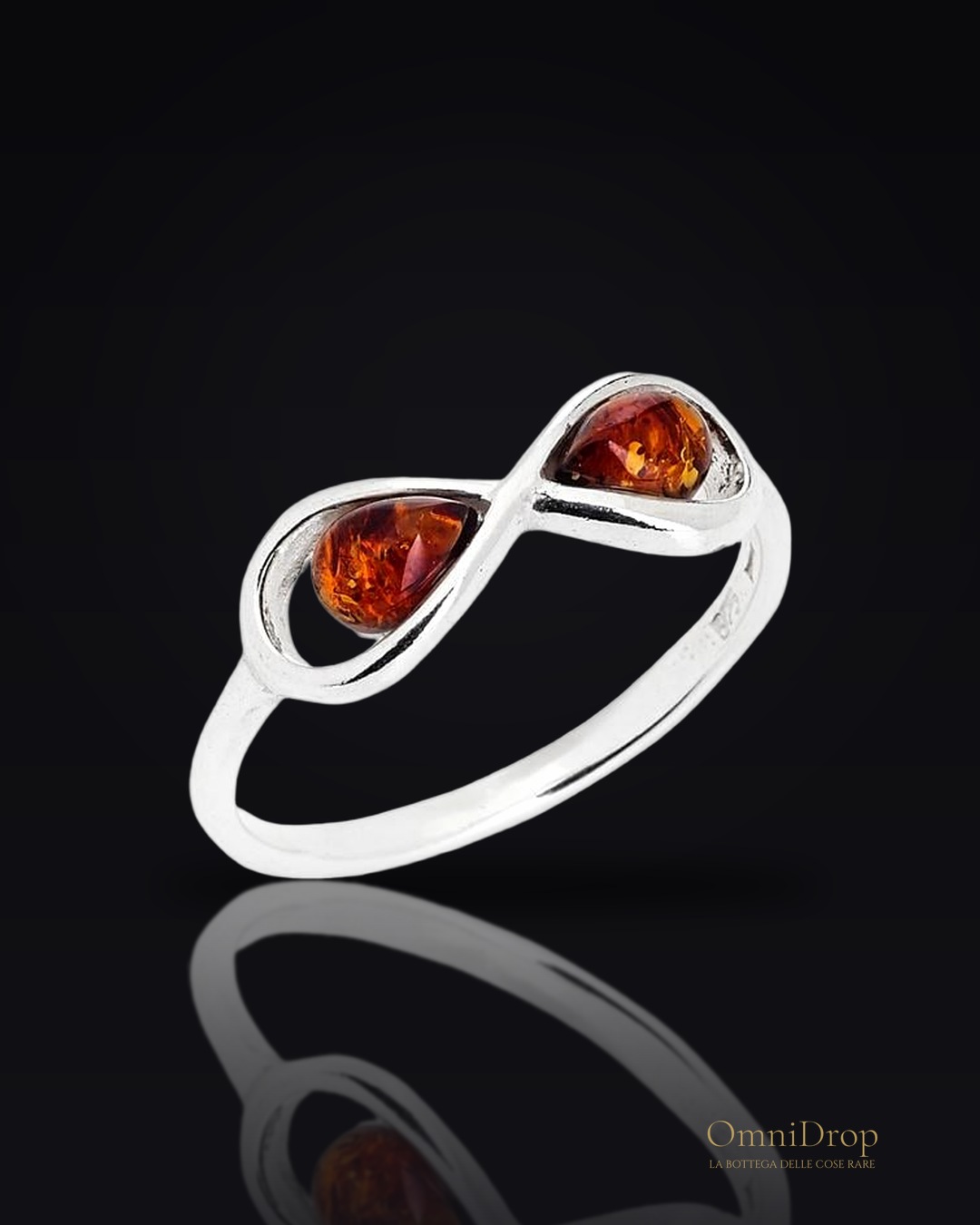 Anello multipietre e ambra cognac, per incarnare la nobiltà