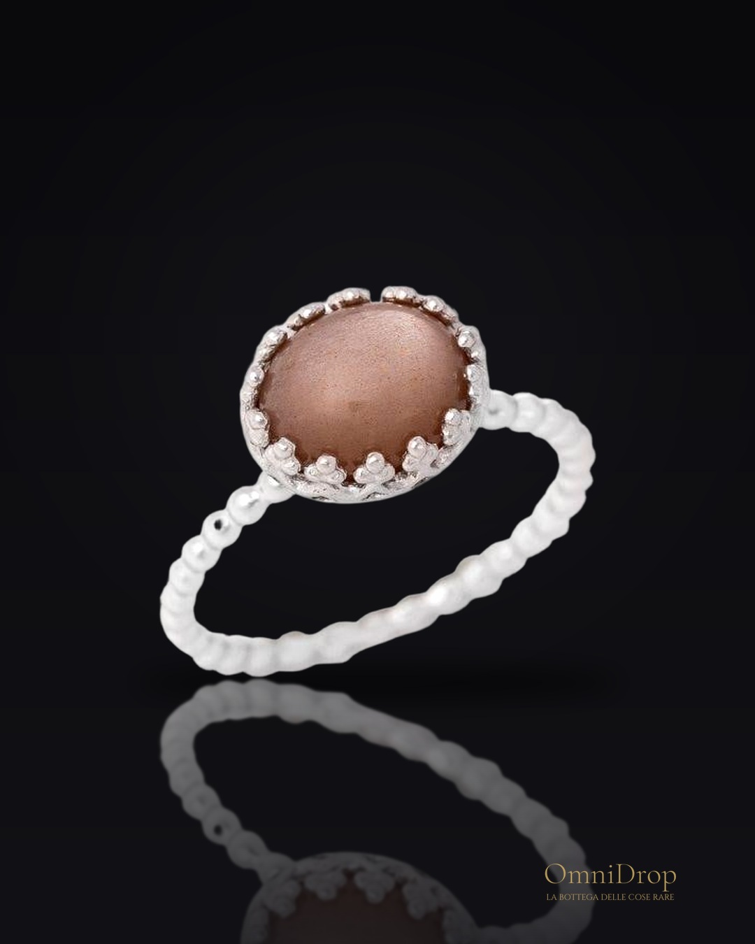 Anello in argento 925 rodiato con pietra di luna rosa ovale, per custodire la tua luce
