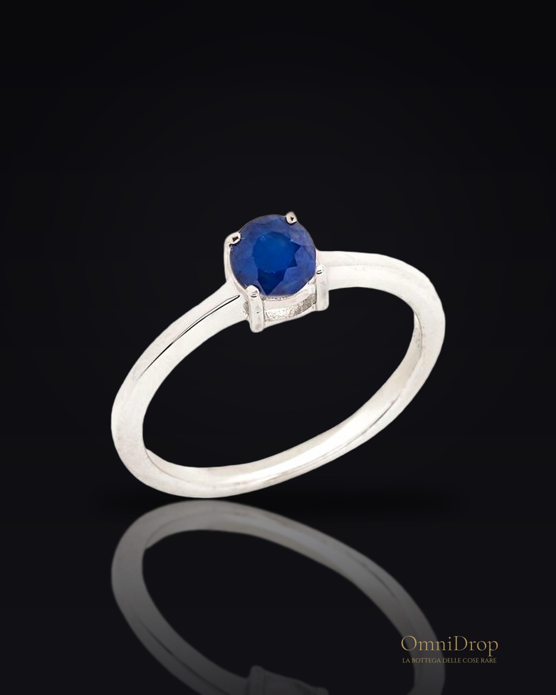 Anello tondo con zaffiro blu naturale, per evocare il mare