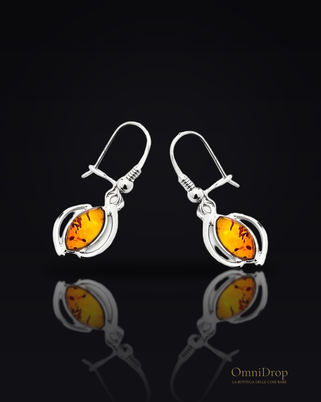 Orecchini pendenti in ambra cognac e argento rodiato, per celebrare la tua eleganza