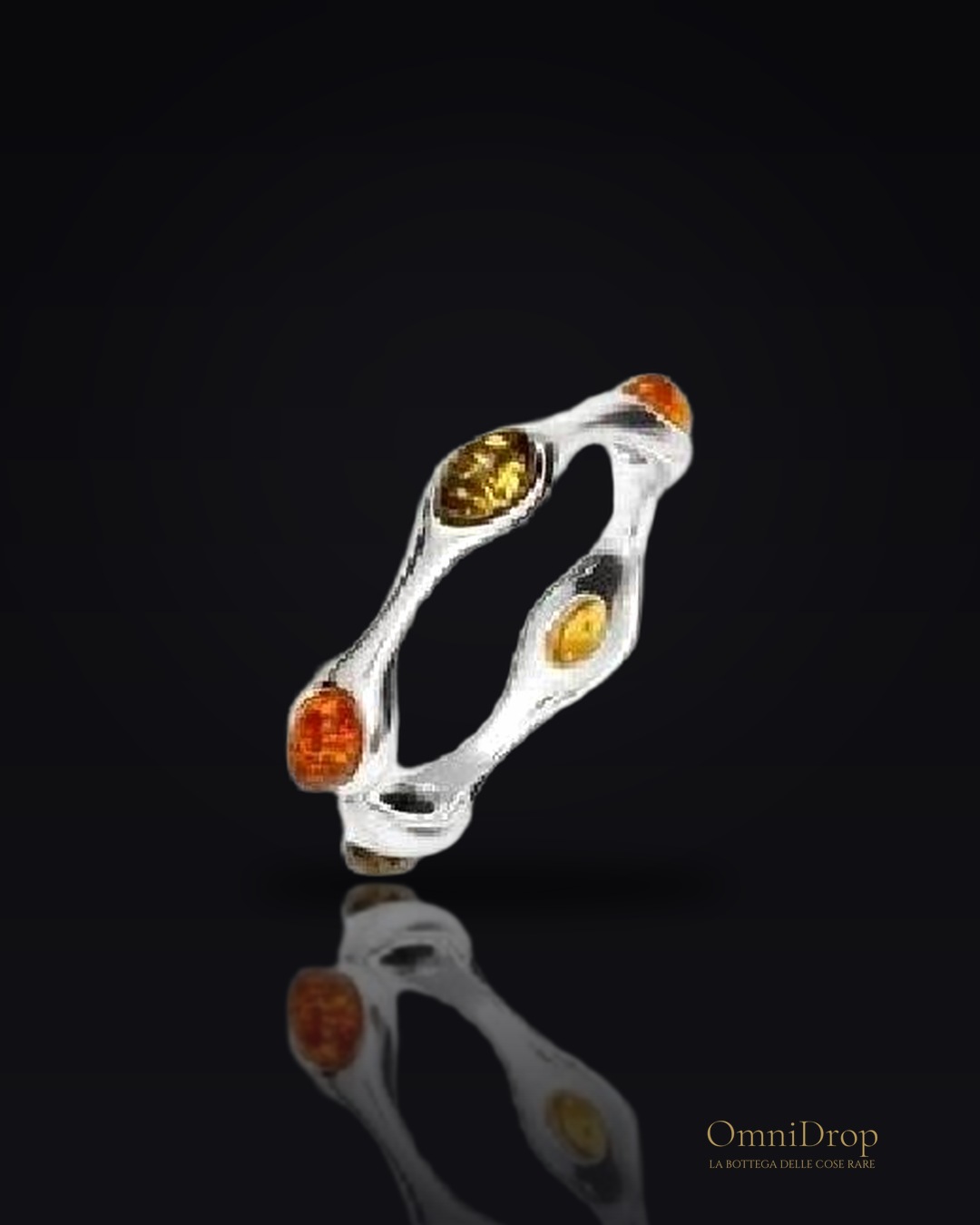 Anello in argento rodiato con ambra del Mar Baltico, per custodire la tua luce interiore