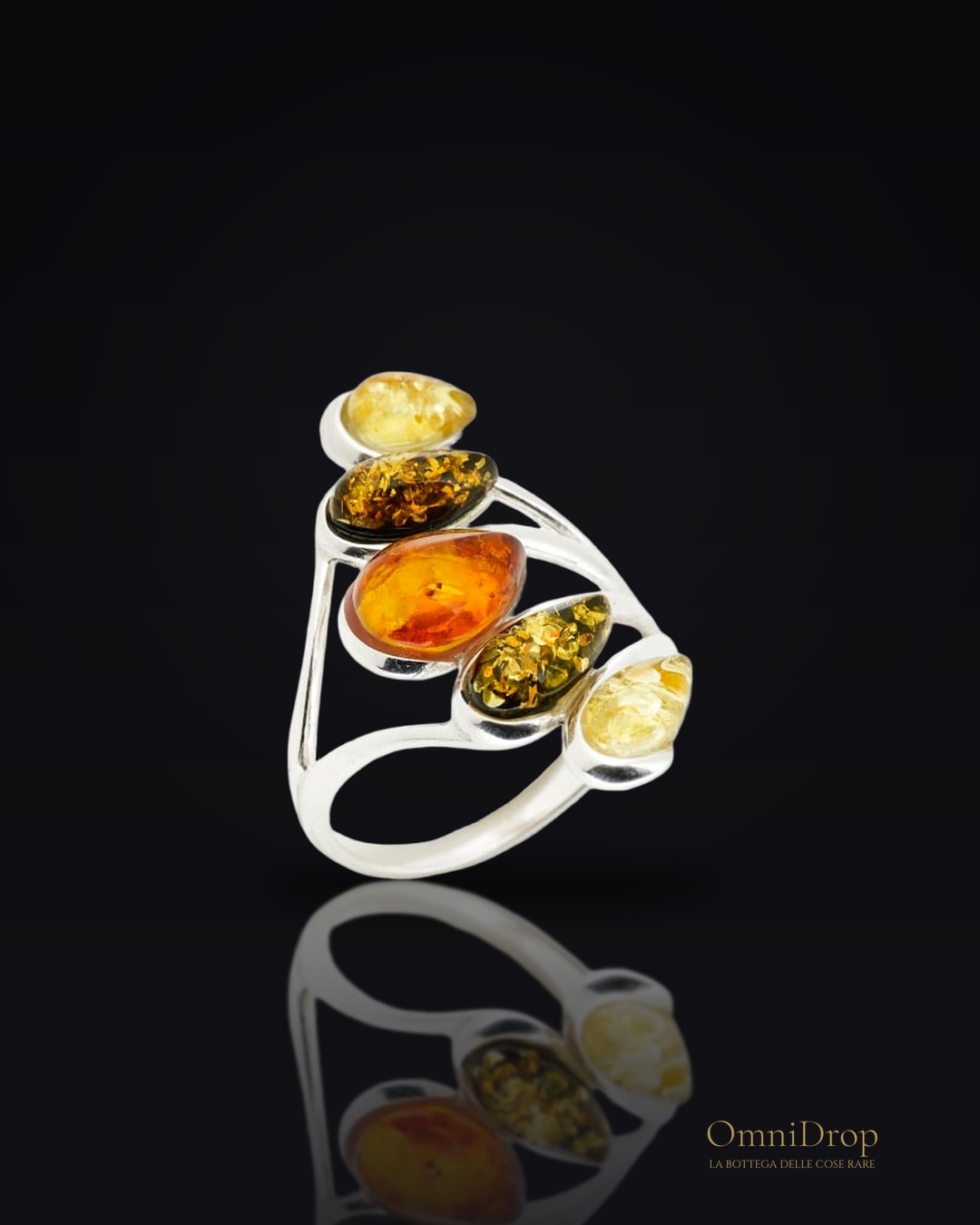 Anello ambra multicolore, per evocare i tempi antichi
