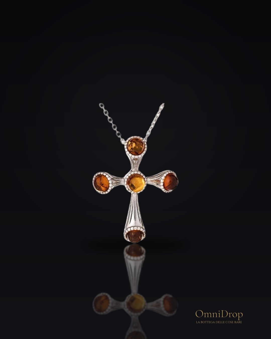 Ciondolo croce in argento 925 rodiato con ambra cognac, per custodire la tua luce
