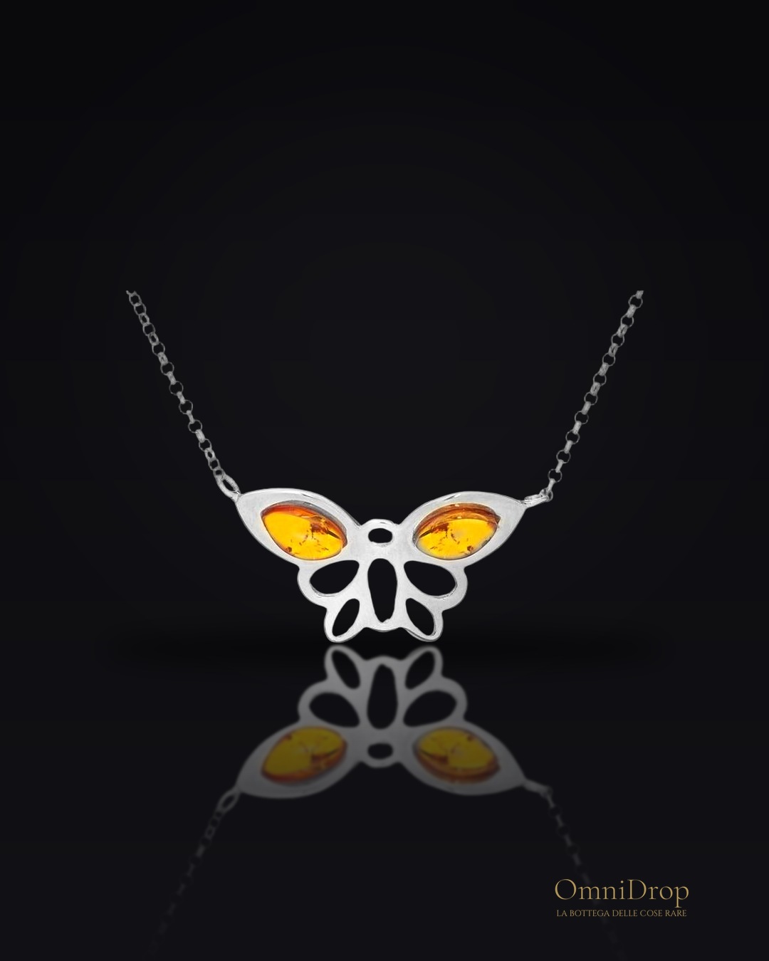 Collana farfalla in argento 925 con ambra naturale di cognac, per custodire la leggerezza dei tuoi sogni