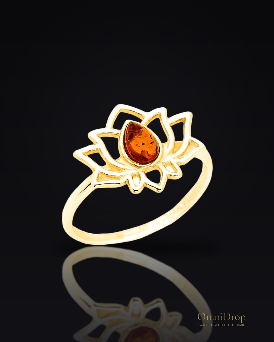 Anello Lotus con goccia in ambra color cognac, per evocare l'estate