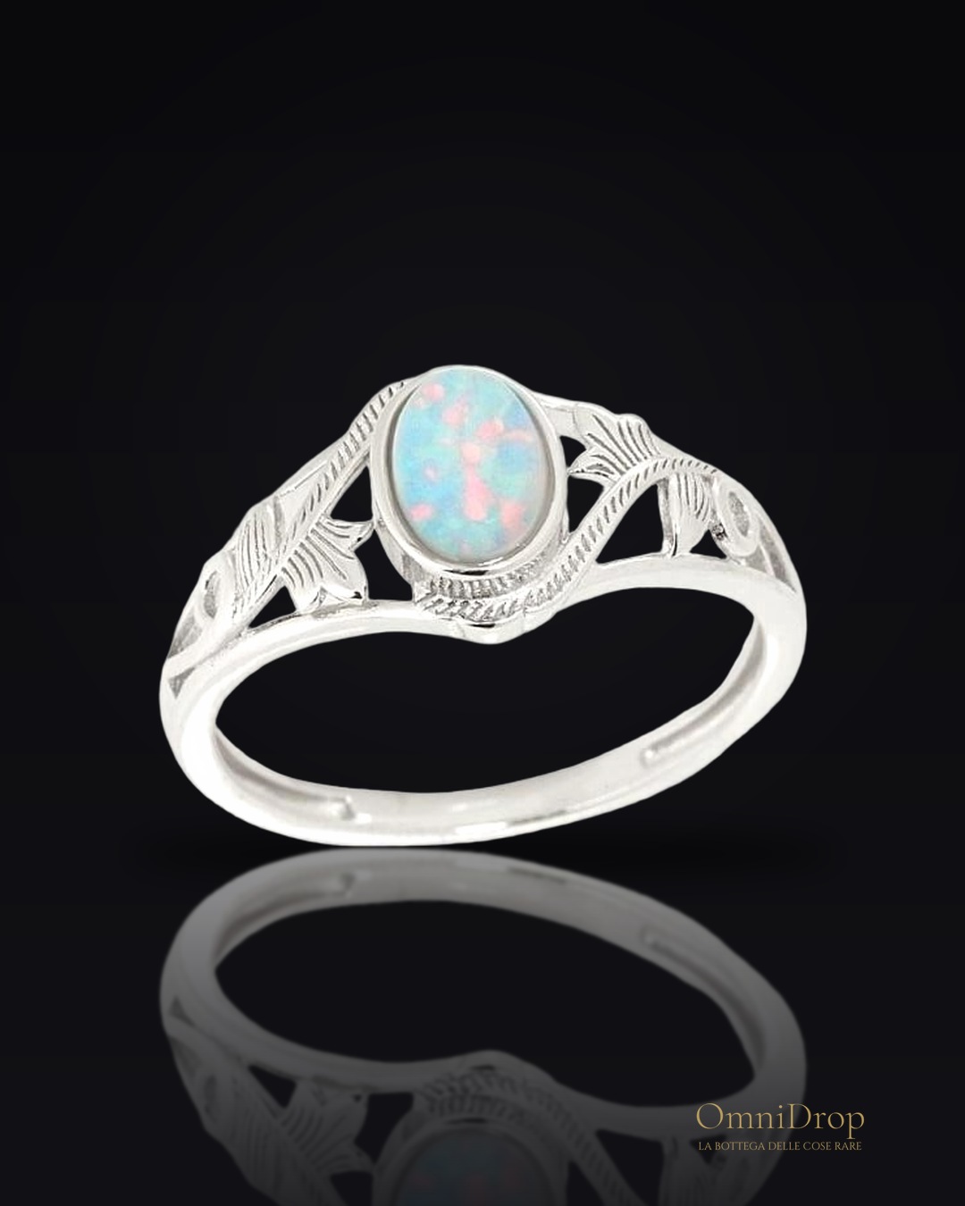 Anello con opale bianco australiano ovale in argento rodiato, per custodire la tua luce