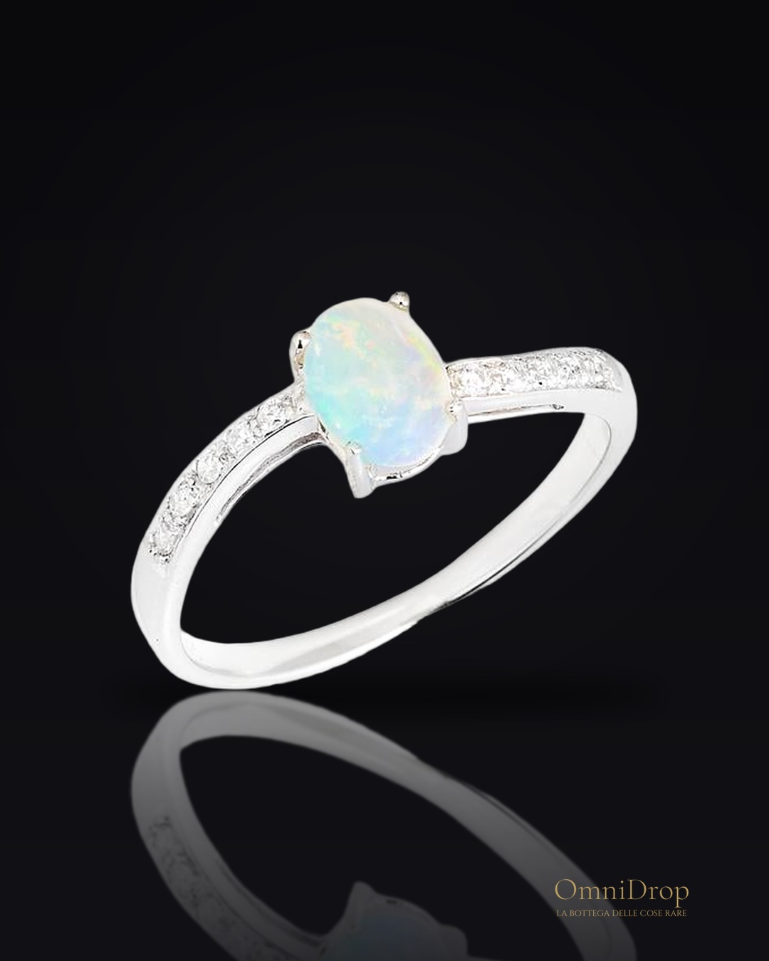 Anello con opale ovale e ossido di zirconio in argento rodiato