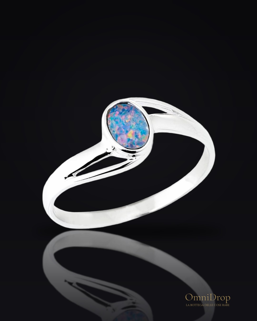 Anello ovale con opale australiano blu, per evocare l'oceano
