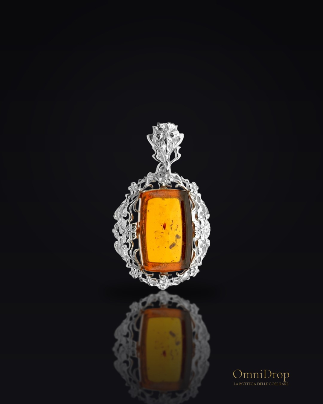 Ciondolo ambra cognac, per evocare i mari antichi