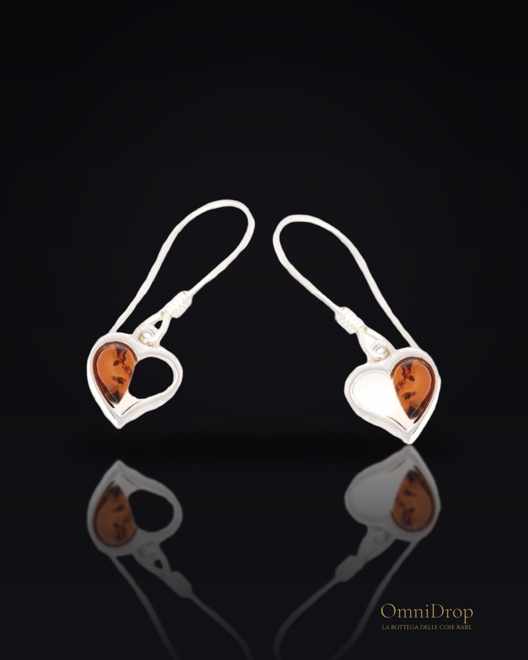 Orecchini cuore in ambra baltica cognac naturale, in argento rodiato 925