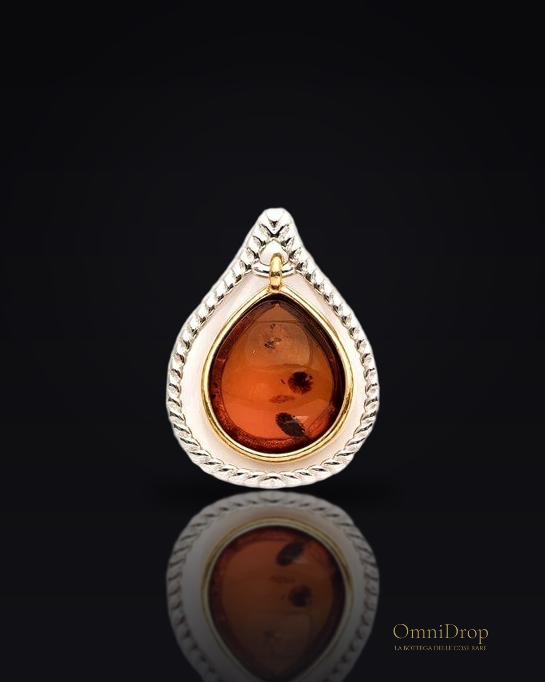 Ciondolo goccia in ambra baltica cognac naturale, argento rodiato 925, 8x10 mm
