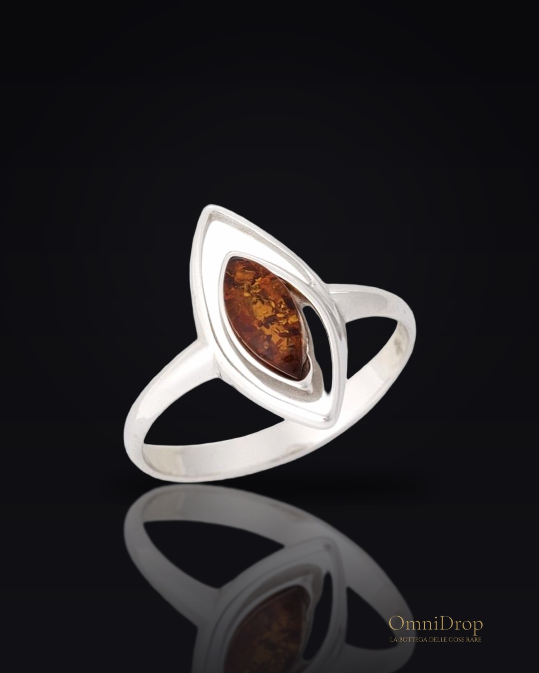 Anello in ambra baltica cognac marquise naturale, in argento rodiato 925