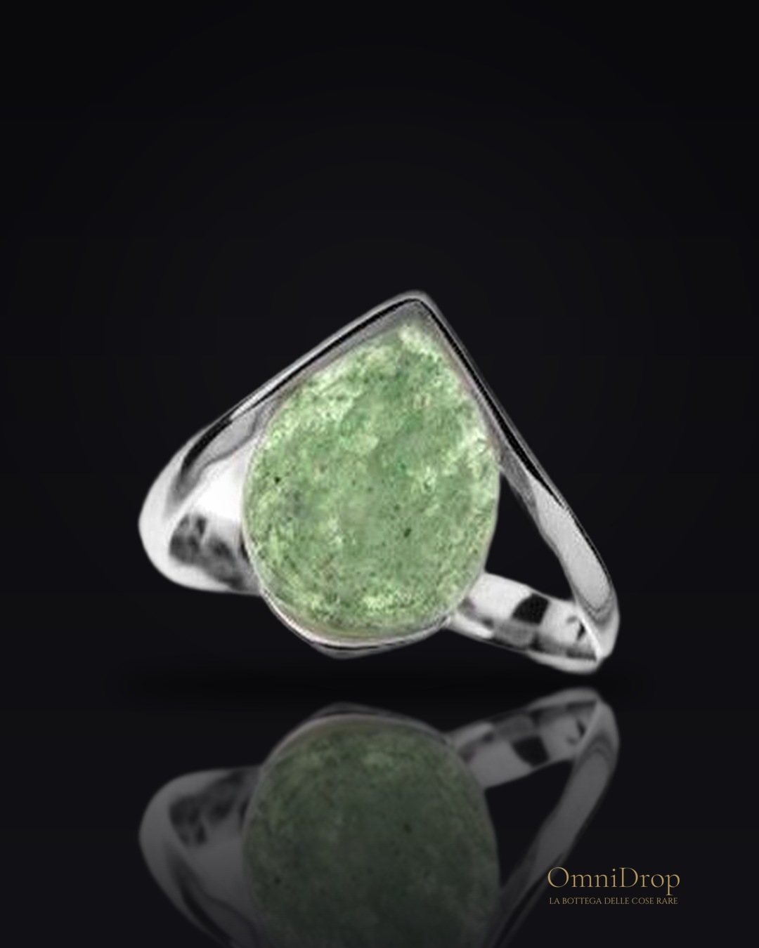 Anello in avventurina verde goccia naturale, in argento rodiato 925