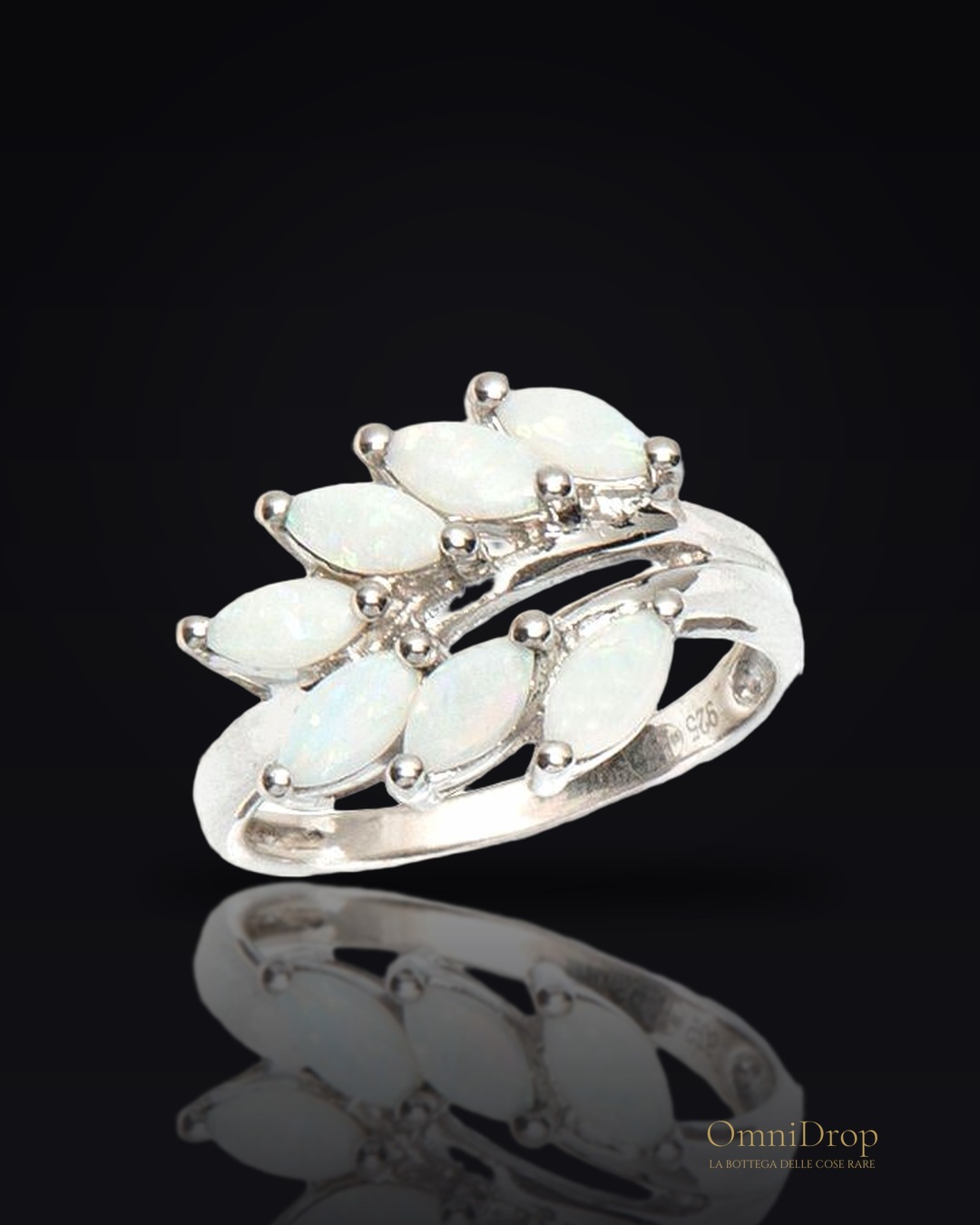 Anello in opale australiano bianco marquise naturale, in argento rodiato 925