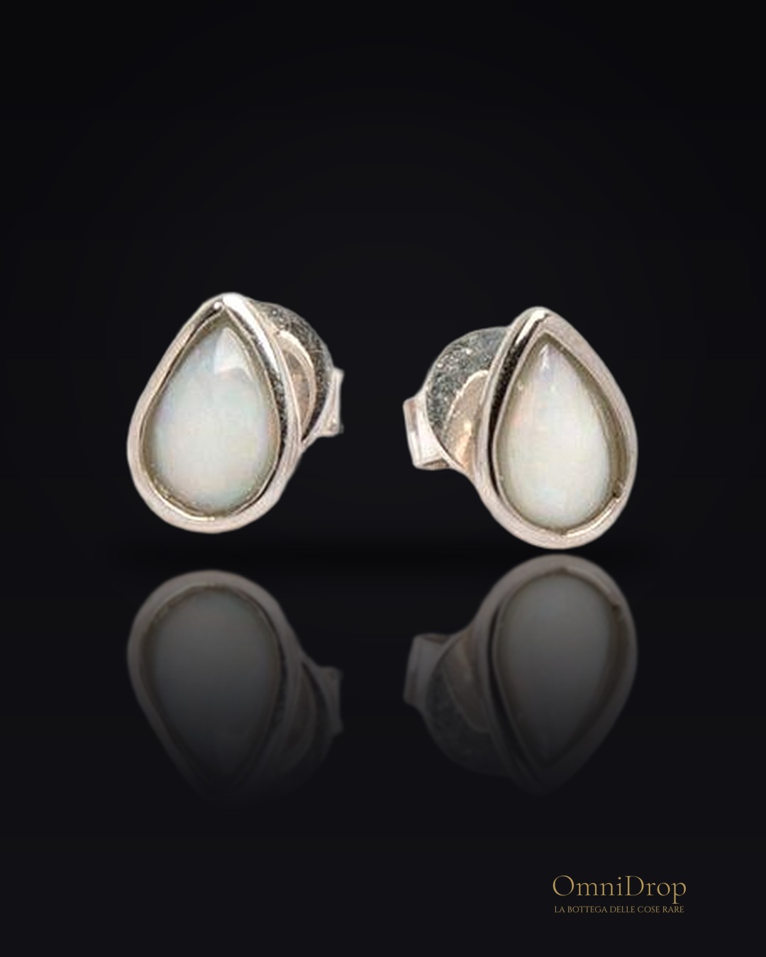 Orecchini a lobo in opale australiano bianco goccia, argento rodiato 925, 6x4 mm