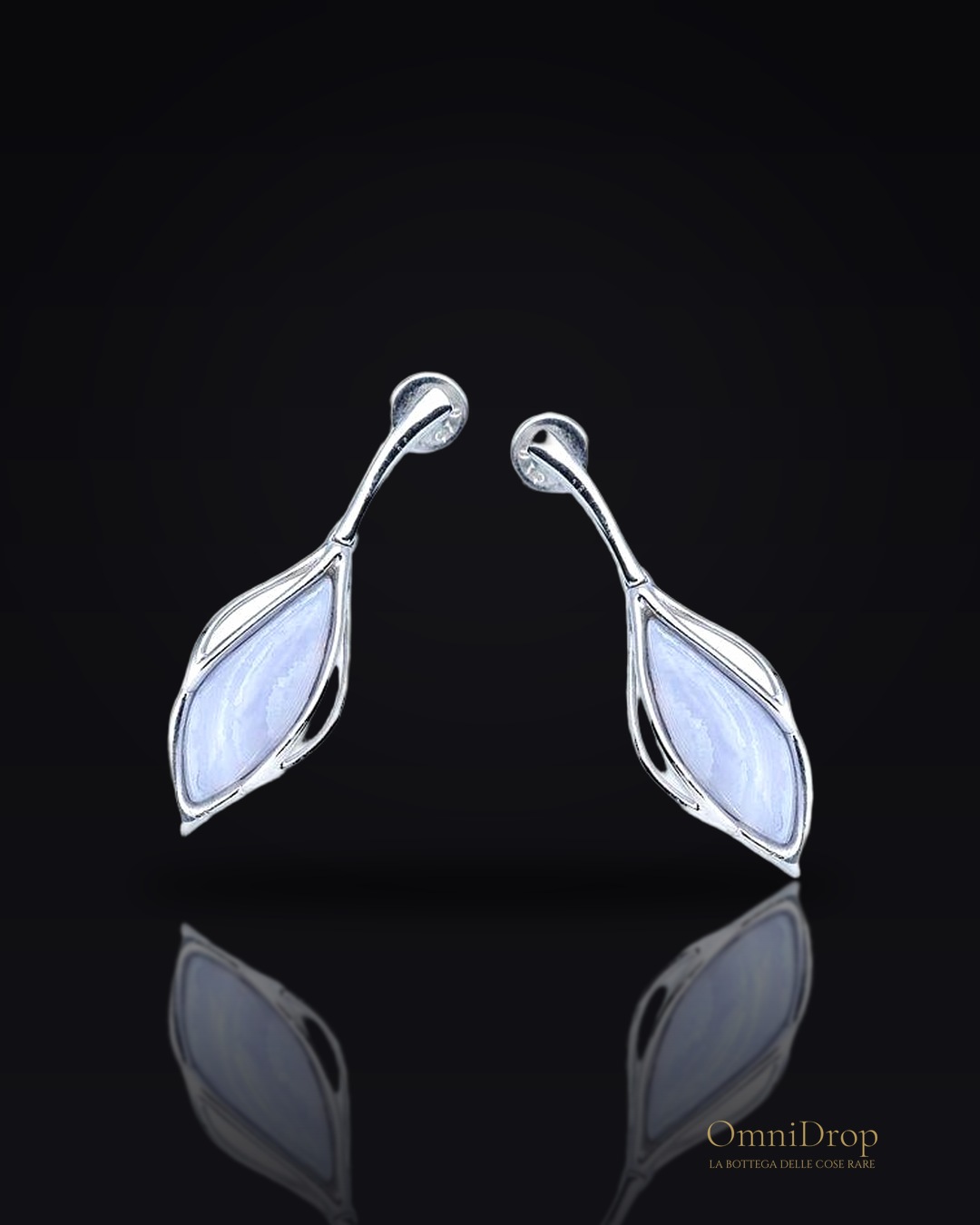 Orecchini pendenti in agata blue lace blu irregolare, argento rodiato 925