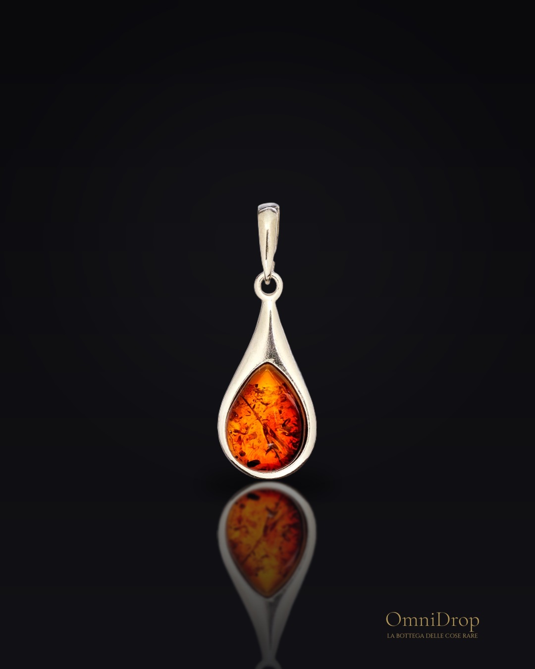 Ciondolo in ambra baltica cognac goccia naturale, argento rodiato 925, 10x15 mm