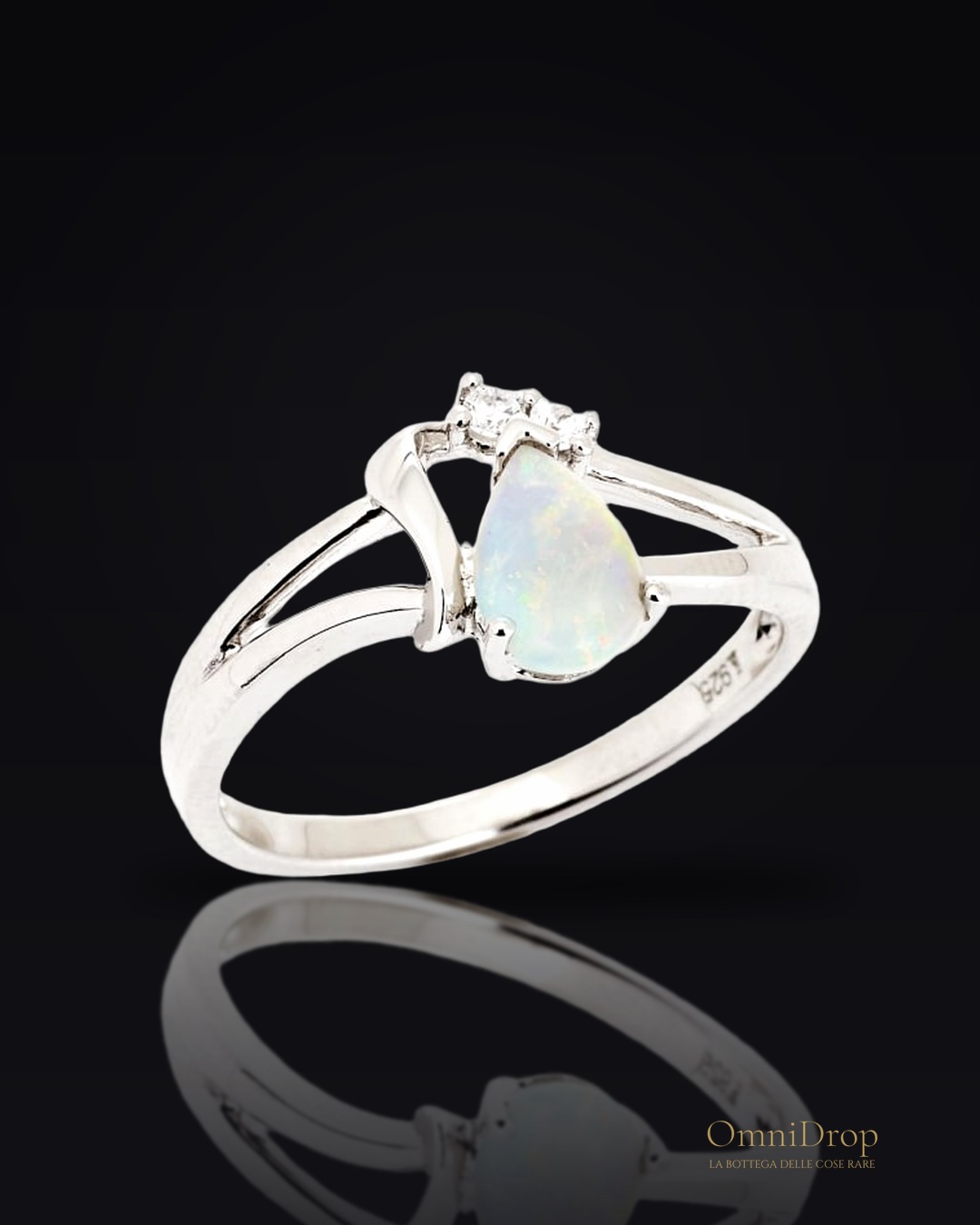 Anello in opale australiano bianco goccia naturale, argento rodiato 925, 7x5 mm