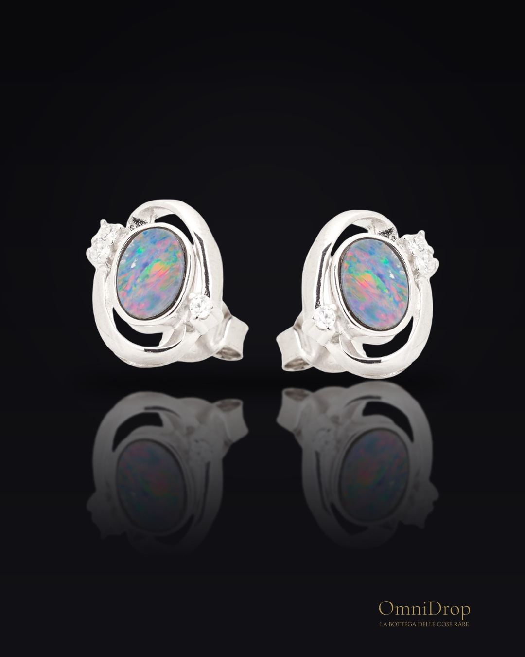 Orecchini a lobo in opale doppietta blu ovale, argento rodiato 925, 7x5 mm